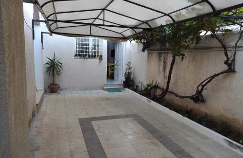Cite La Gazelle Apartamento | Studio, Cité la GAZELLE ,pas Jafar, quartier calme 10 min de l'aéroport près du Technopark