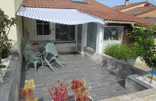 Le Muy Apartamento | STUDIO climatisé 4 personnes + terrasse 15 m2 + piscine + pétanque