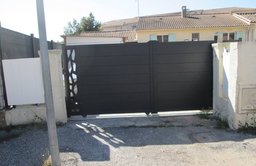 Le Muy Apartamento | STUDIO climatisé 4 personnes + terrasse 15 m2 + piscine + pétanque