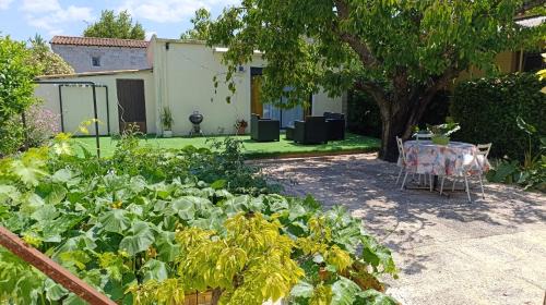 Carnoux-en-Provence Casa | Studio climatisé-terrasse-Netflix-jardin à 10 min de Cassis