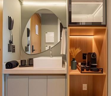 Graca Apartamento | Studio com Rooftop e Piscina com vista para a Baia de Todos os Santos, Portaria 24 Hr, Estacionamento, Wi-fi 433Mbps, Cozinha Compacta, a 1 km da Praia e a 3 km do Farol da Barra e do Pelourinho