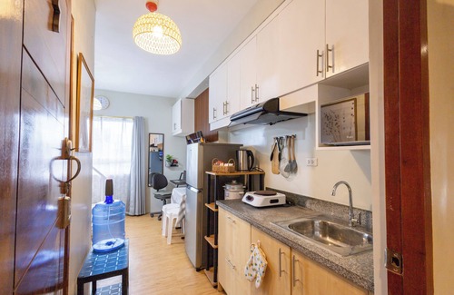 Lahug Apartamento | Studio Condo | Sleeps 3 | Near JY Square and IT Park with Pool and Gym