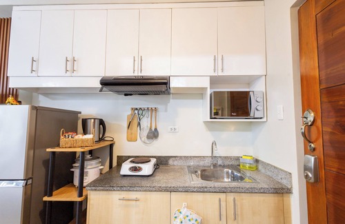 Lahug Apartamento | Studio Condo | Sleeps 3 | Near JY Square and IT Park with Pool and Gym