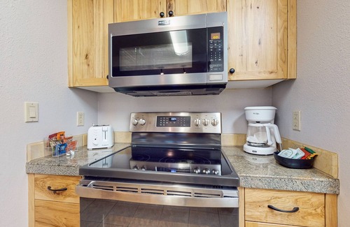 Bend Apartamento | Studio condo with access to shared pools, hot tubs, close to Mt. Bachelor