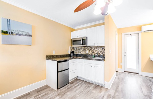 Surf City Apartamento | Studio condo with ocean views, pool, deck, & central AC