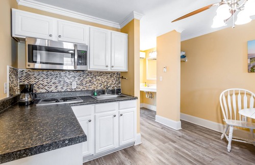 Surf City Apartamento | Studio condo with ocean views, pool, deck, & central AC