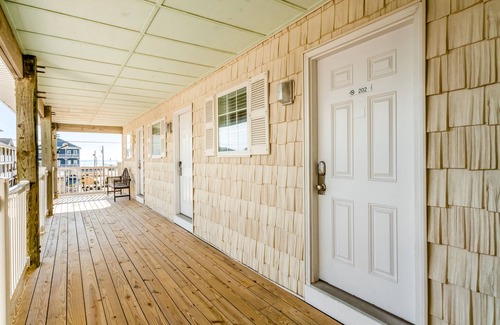 Surf City Apartamento | Studio condo with ocean views, pool, deck, & central AC