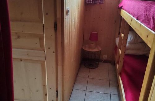 Cohennoz Apartamento | Studio cosy 4 pers, RDC, Sud, à 300m des pistes et 250m commerces, bien équipé, animaux admis. - FR-1-733-116