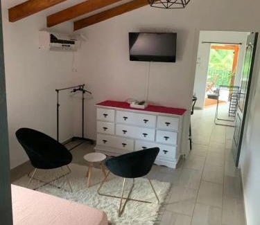 Capesterre-Belle-Eau Apartamento | Studio cosy à Capesterre-Belle-Eau avec terrasse