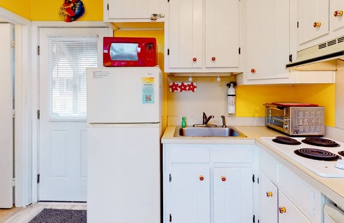 Hatteras Cabaña | Studio cottage with on-site beach access, 2 decks, & central AC