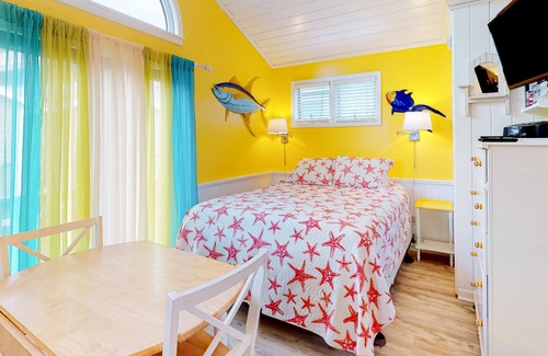 Hatteras Cabaña | Studio cottage with on-site beach access, 2 decks, & central AC