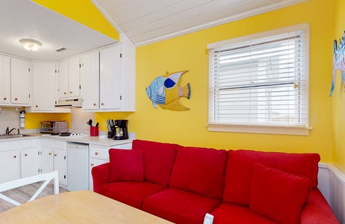 Hatteras Cabaña | Studio cottage with on-site beach access, 2 decks, & central AC