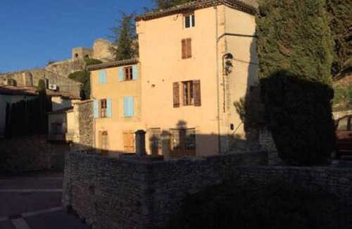 Saint-Saturnin-les-Apt Apartamento | studio dans joli village du Haut Luberon