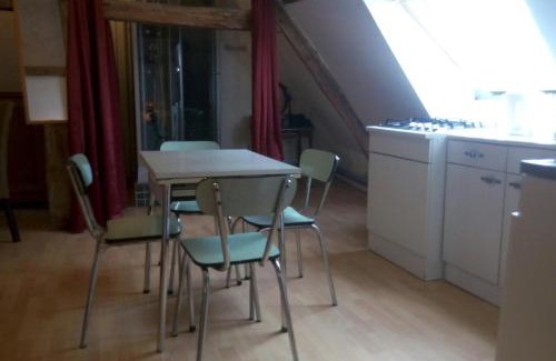 Saint-Parize-le-Chatel Apartamento | Studio dans un cadre champetre