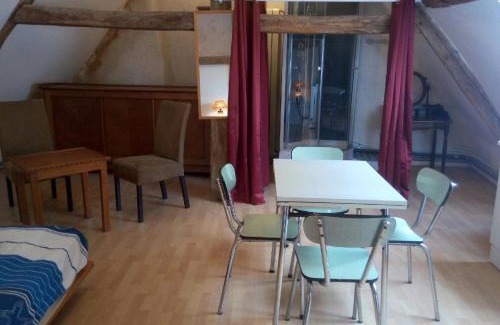 Saint-Parize-le-Chatel Apartamento | Studio dans un cadre champetre