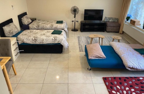 Redbridge Apartamento | Studio flat Gants Hill with Free Parking