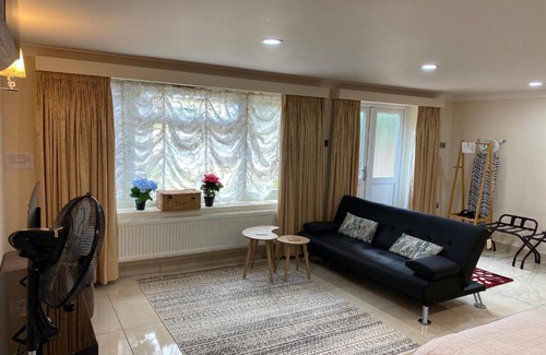 Redbridge Apartamento | Studio flat Gants Hill with Free Parking