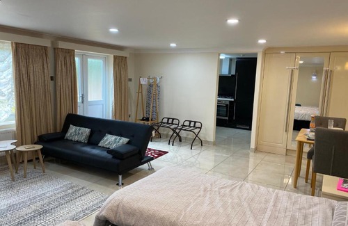 Redbridge Apartamento | Studio flat Gants Hill with Free Parking