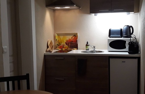 Salon-de-Provence Apartamento | Estudio para dos personas en "Mas des Orchards" con jardín y piscina.