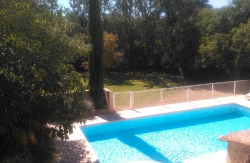 Salon-de-Provence Apartamento | Estudio para dos personas en "Mas des Orchards" con jardín y piscina.