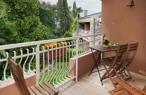 Porto Valtravaglia Apartamento | Studio Hermitage-4 by Interhome