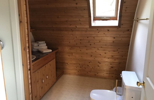 Fauquier Apartamento | Studio in barn loft on large lakeshore property with beach. Stunning views over