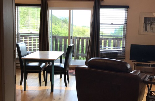 Fauquier Apartamento | Studio in barn loft on large lakeshore property with beach. Stunning views over
