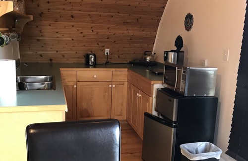 Fauquier Apartamento | Studio in barn loft on large lakeshore property with beach. Stunning views over
