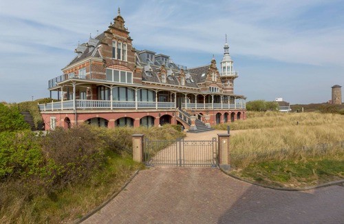 Domburg Casa | Holiday Home in the Middle of Seaside Resort