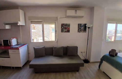 R.E.N.F.E. Apartamento | Estudio frente a Estación María Zambrano. A un paso de todo.