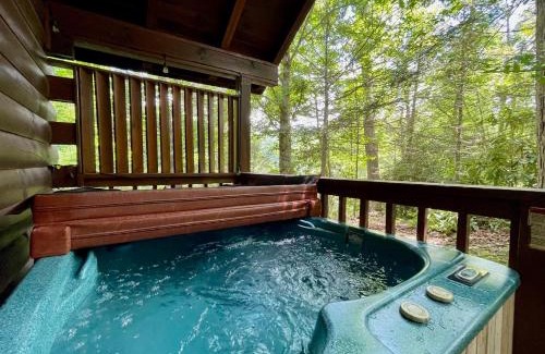 Black Bear Falls Casa | Studio in Gatlinburg with hot tub- super cozy!