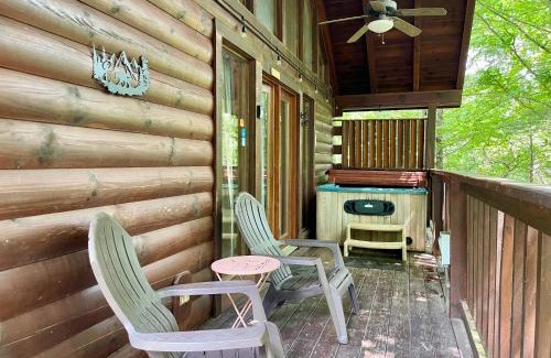 Black Bear Falls Casa | Studio in Gatlinburg with hot tub- super cozy!