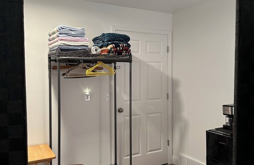 Lake Leelanau Apartamento | Studio in Lake Leelanau with outside entrance, king bed, & WiFi