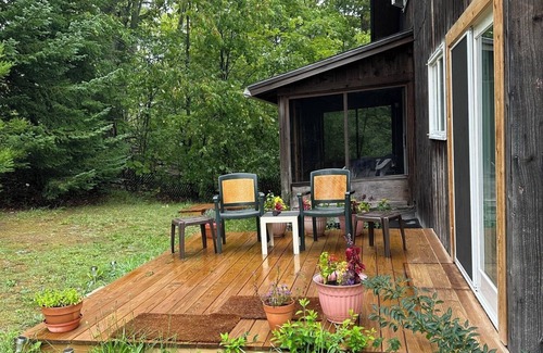 Lake Leelanau Apartamento | Studio in Lake Leelanau with outside entrance, king bed, & WiFi