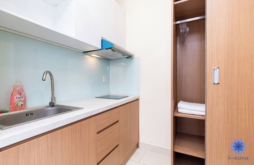 Tan Binh Apartamento | Studio in Modern building with AC; Kitchen; 1.3km from TSN airport