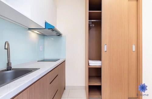 Tan Binh Apartamento | Studio in Modern building with AC; Kitchen; 1.3km from TSN airport