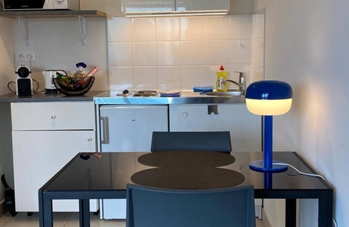 Neudorf Ouest Apartamento | Studio in tour Black Swans. Train station and Parliament direct streetcar Arrival 24/24.