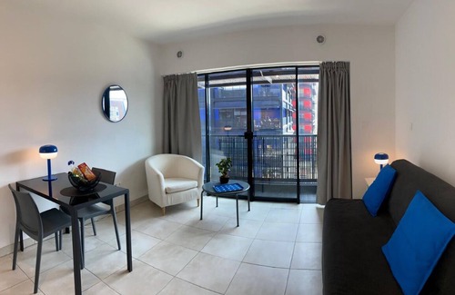 Neudorf Ouest Apartamento | Studio in tour Black Swans. Train station and Parliament direct streetcar Arrival 24/24.