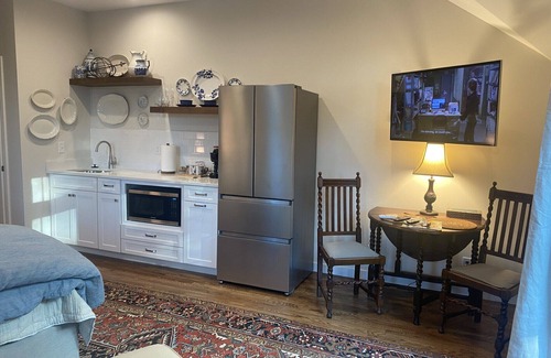 Black Mountain Apartamento | Studio in upscale, intimate Black Mountain neighborhood