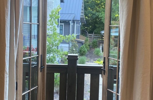 Black Mountain Apartamento | Studio in upscale, intimate Black Mountain neighborhood
