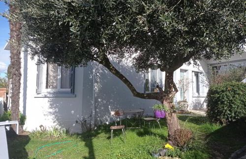 La Terrasse Apartamento | Studio indépendant, avec piscine et jardin, direct gare aéroport, 1 lit pour 2 personnes Direct Gare Aéroport