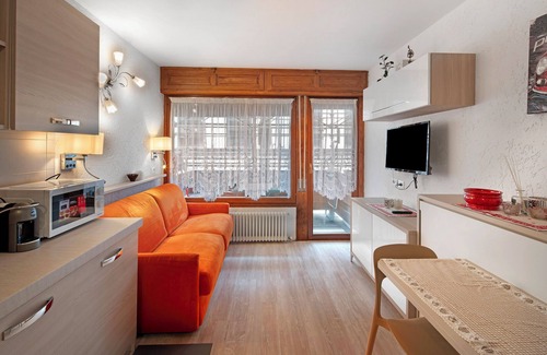 San Martino di Castrozza Apartamento | Apartamento estudio 'Appartamento Villa Neve' con vistas a la montaña, balcón y aire acondicionado.