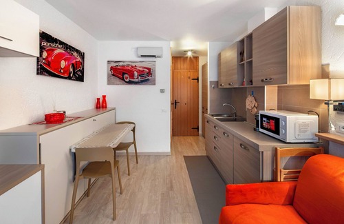 San Martino di Castrozza Apartamento | Apartamento estudio 'Appartamento Villa Neve' con vistas a la montaña, balcón y aire acondicionado.