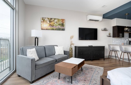Asheville Apartamento | The Namaste Room at River Row Flats - Unit 104 (Se aceptan mascotas con tarifa)