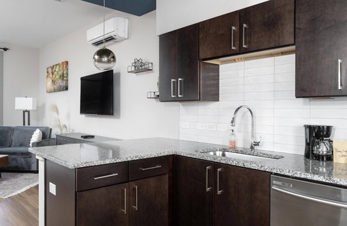 Asheville Apartamento | The Namaste Room at River Row Flats - Unit 104 (Se aceptan mascotas con tarifa)