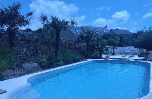 Surtainville Cama Y Desayuno | Studio "LA MEDINA", PISCINE jusqu'au 15 septembre, JARDIN BOTANIQUE, COMMERCES &MER
