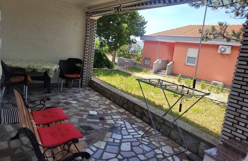 Klenovica Apartamento | Apartamento vacacional con terraza y vistas al mar a 150 m de la playa