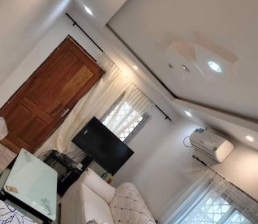 Bertoua Apartamento | Studio moderne où tout est Neuf, Cuisine, Couvert,ClimatiséWifi haut débit , Smart TV à bertoua