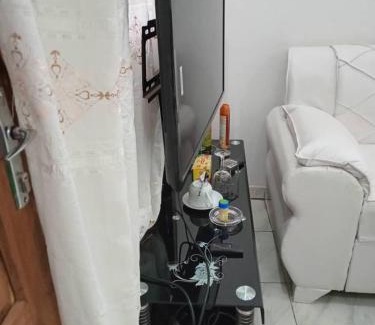 Bertoua Apartamento | Studio moderne où tout est Neuf, Cuisine, Couvert,ClimatiséWifi haut débit , Smart TV à bertoua