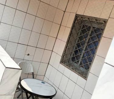 Bertoua Apartamento | Studio moderne où tout est Neuf, Cuisine, Couvert,ClimatiséWifi haut débit , Smart TV à bertoua